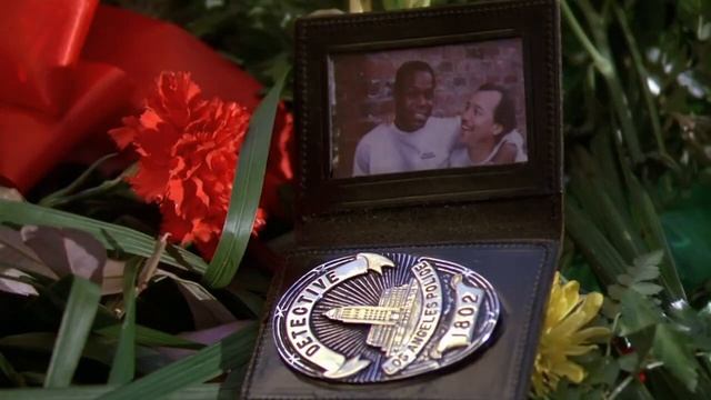 Хищник наблюдает за Лейтенантом Харриган | Хищник 2 (1990)