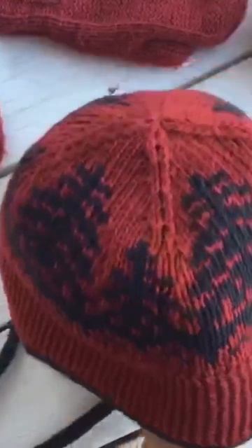 Двусторонний жаккард спицами. Шапка без изнанки смотреть онлайн