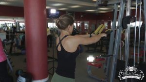 Тяга в кроссовере к груди на заднюю дельту