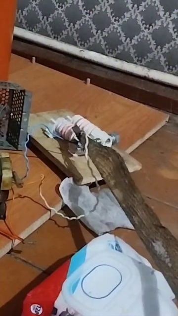 Дуга с трансформатора микроволновки#flyback #сварка #молн смотреть онлайн