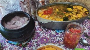 Топлю печь ,готовлю обед .