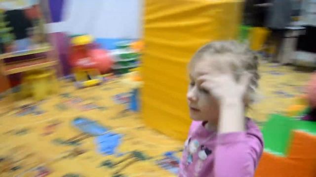 VLOG: ПОКУПАЕМ СЕМЬЮ И ШКОЛУ СВИНКИ ПЕППЫ / БЕГАЕМ В ДЕТСКОЙ КОМНАТЕ / ПРЫГАЕМ НА БАТУТЕ смотреть онлайн