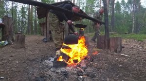 Живём в тайге, ловим рыбу! Трофейная ЩУКА устроила цирковое представление! Готовим хариуса на ужин.