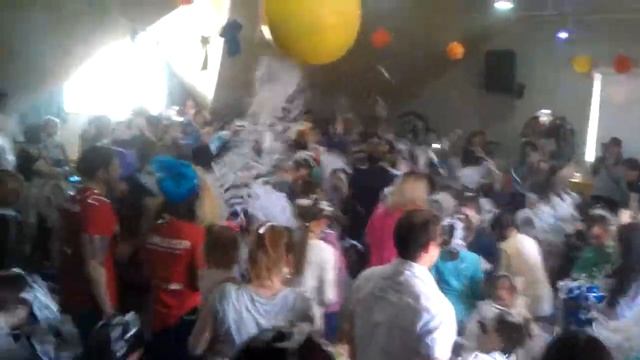 Бумажное шоу и лопание шара с шариками