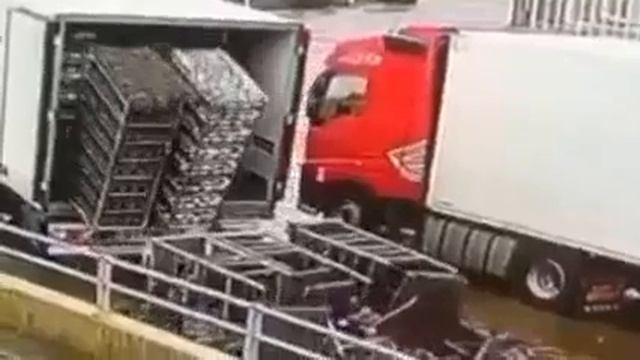 Водитель плохо закрепил груз в прицепе / The driver has not properly secured the load in the traile смотреть онлайн