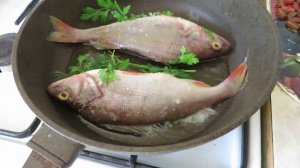 Жаренный окунь на сковородке