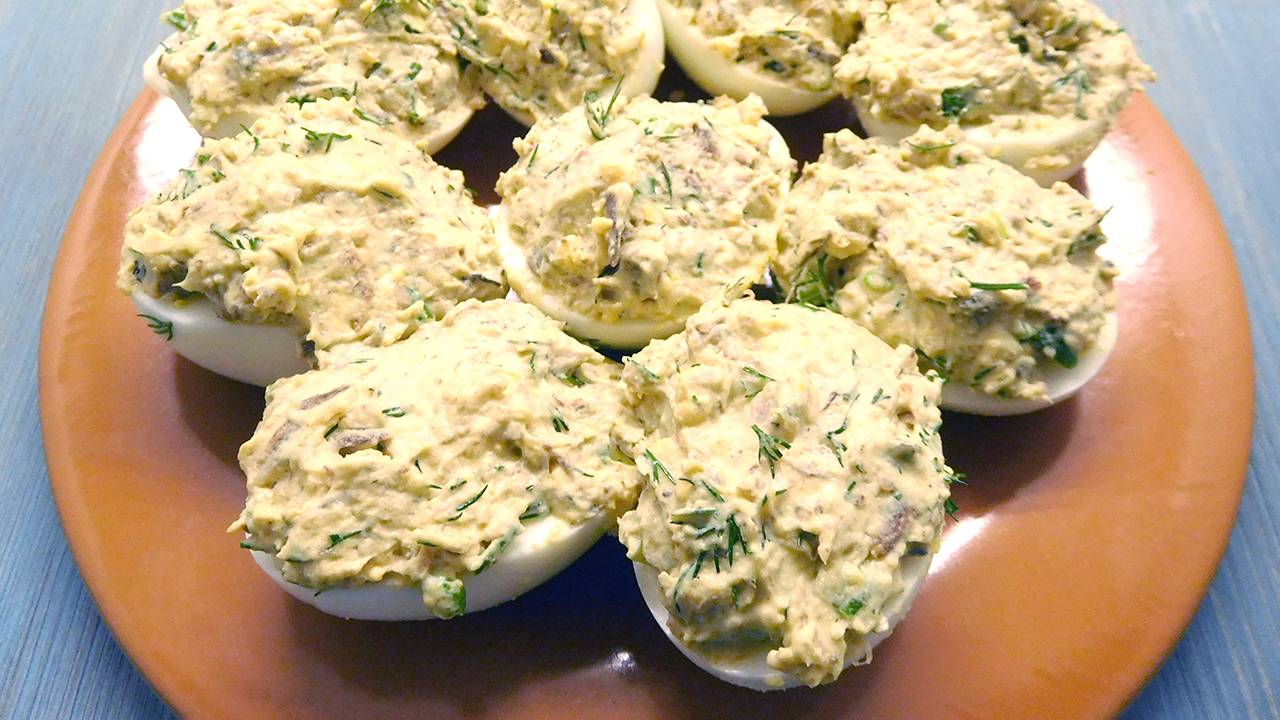 Яйца фаршированные шпротами. Праздничная закуска смотреть онлайн