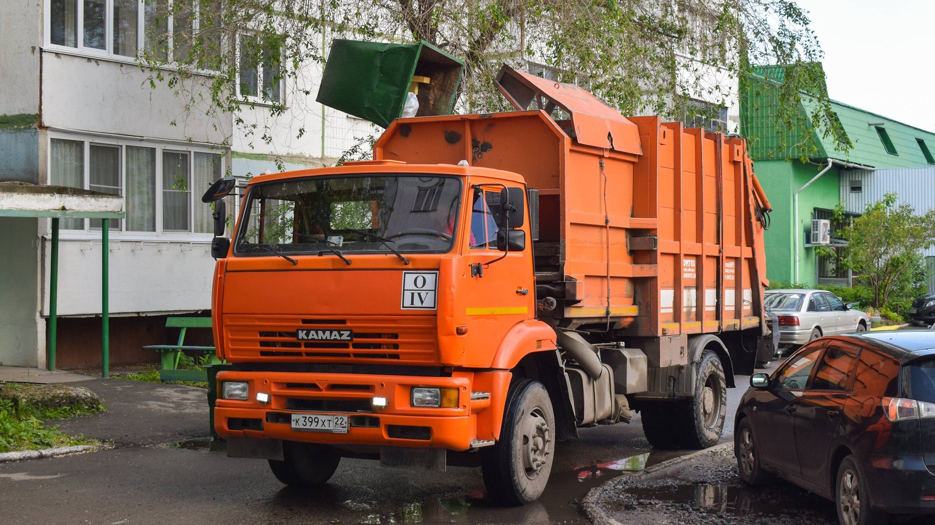 Мусоровоз МКМ-4605 (МК 4453-05) на шасси КамАЗ-53605-62 (К 399 ХТ 22). / KAMAZ garbage truck. смотреть онлайн