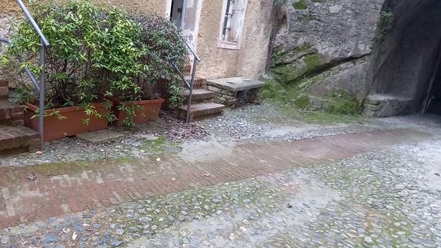 Баба несётХ..нюОбыкновенную!Все четко:от1073 до1945 отЗубов отлётает!Садись,