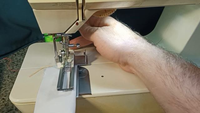 Singer Futura 2010 пуговична петля