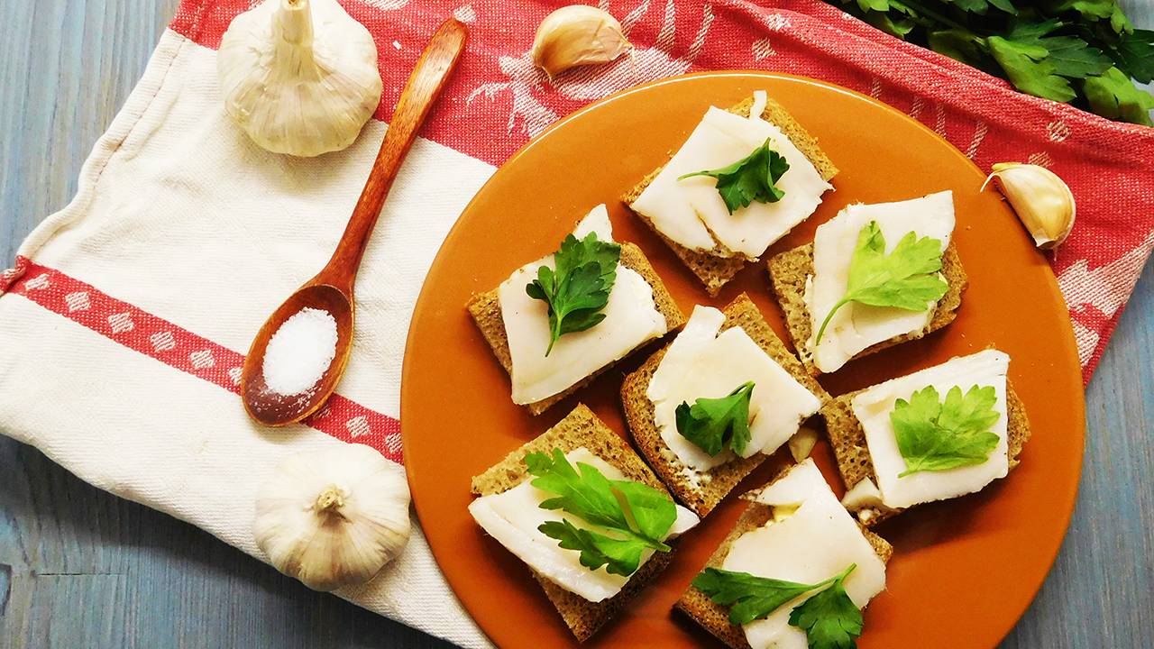 Бутерброды с соленым салом и хреном смотреть онлайн