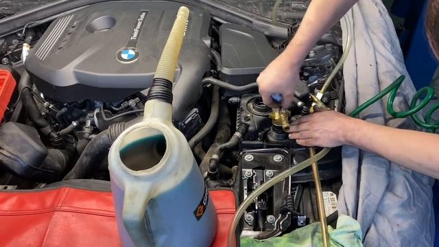 BMW 3er F30 B48 Снимаем ставим радиаторы прокачка системы ох смотреть онлайн