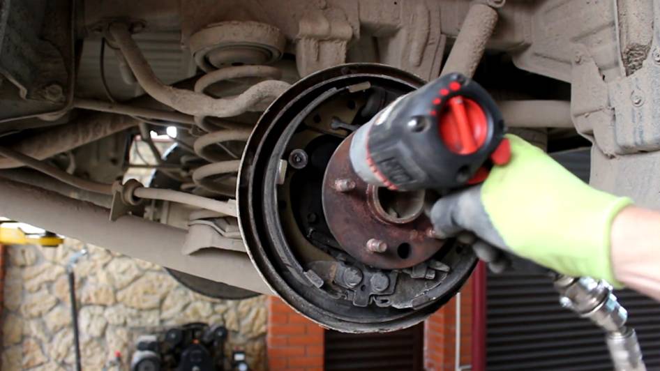 Замена подшипника задней левой полуоси на Toyota Noah 3S FE Тойота Ноах 2000 года