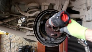 Замена подшипника задней левой полуоси на Toyota Noah 3S FE Тойота Ноах 2000 года