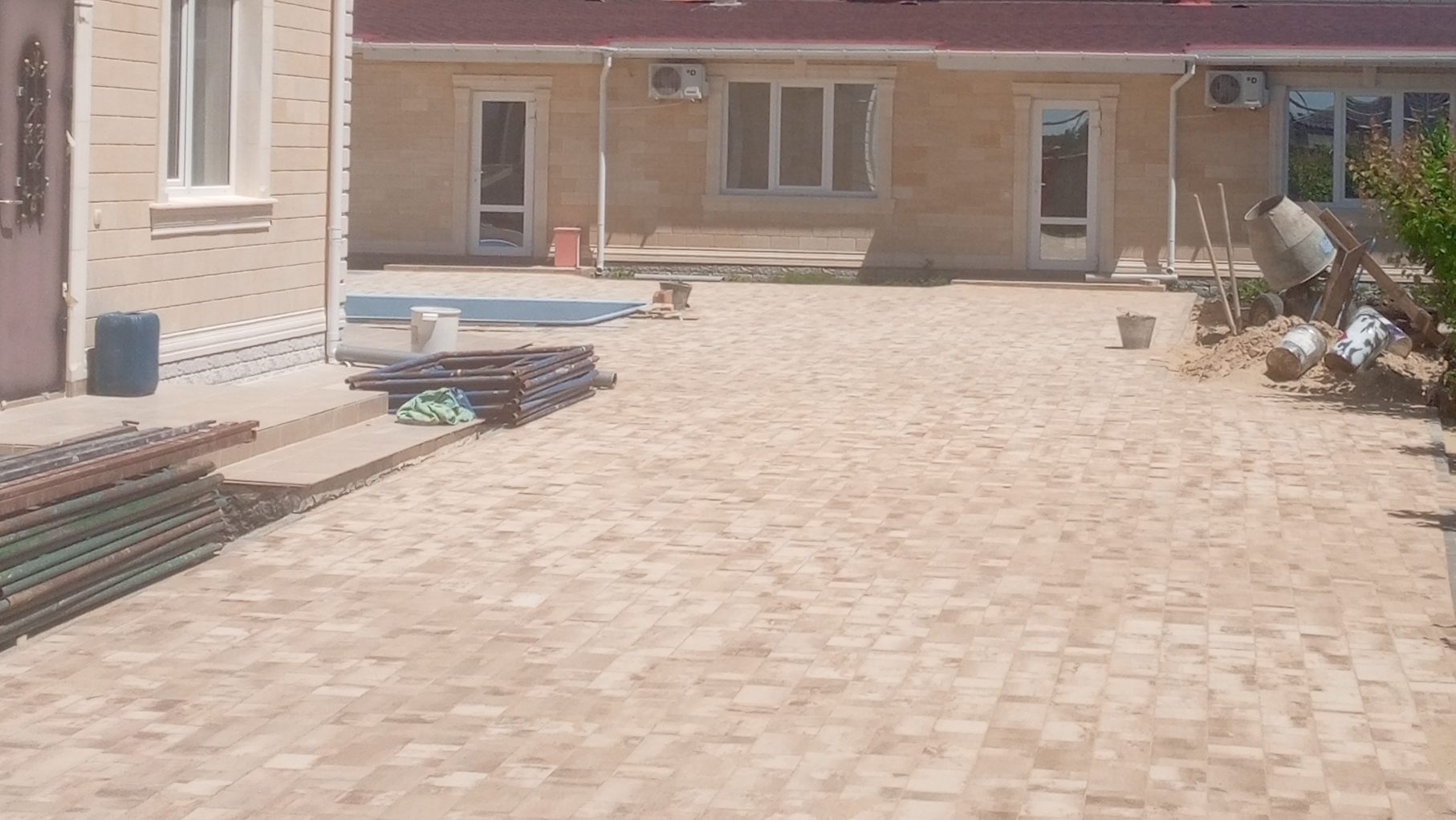 укладка с разуклонкой тротуарной плитки вокруг бассейна