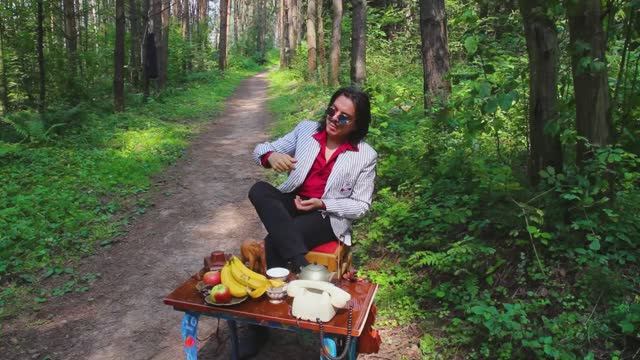 79 серия. Перестрелка с Гориллой в джунглях | Сериал "Дядя Витя и ВиктОр Бон-Бон" смотреть онлайн