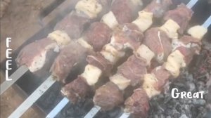 Лето готовим шашлык.