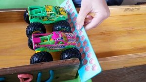 Катаем машинки Hot Wheels монстр траки