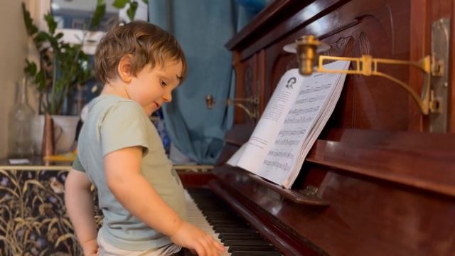 Gavriil Is Learning Beethoven's 5th Symphony - Разучивает 5 симфонию Бетхов