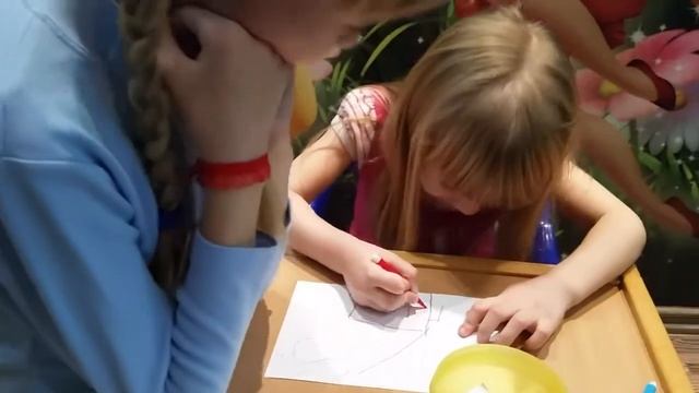 Рисуем с закрытыми глазами) /We draw with closed eyes) смотреть онлайн