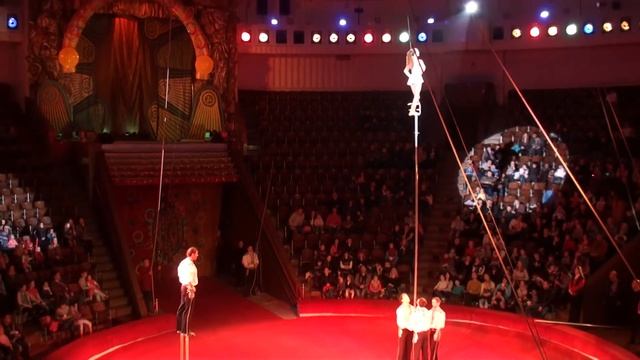 Circus. Acrobats on poles. Цирк. Акробаты на шестах. смотреть онлайн