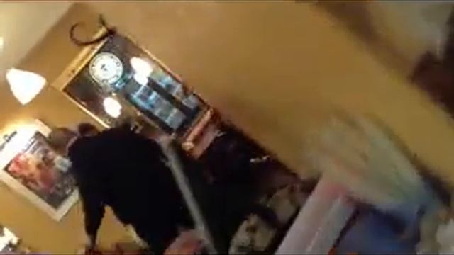 Вышибала наказал посетителя кафе смотреть онлайн