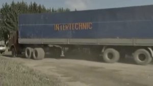 Охота на асфальте(2005)-short car chase scene&car crash scene.