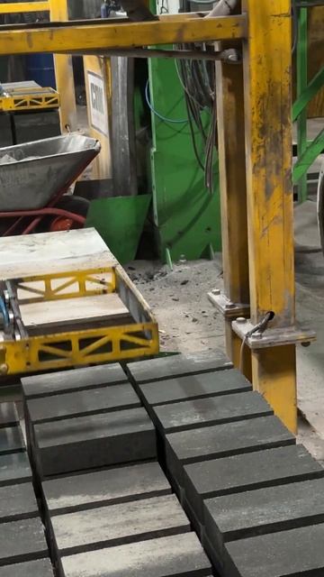 Процесс создания гиперпрессованного кирпича 🧱 смотреть онлайн