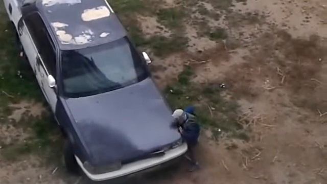 Дети ломают машину во дворе смотреть онлайн