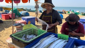 Рыбный рынок на пляже Джомтьен в Паттайе.