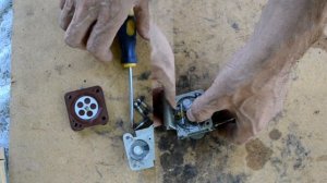 Почему протекает карбюратор бензопилы Урал