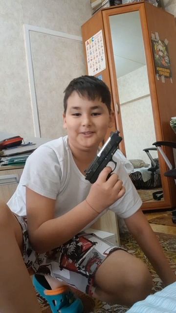 под диваном