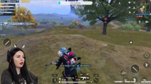 Девушка играет в PUBG MOBILE