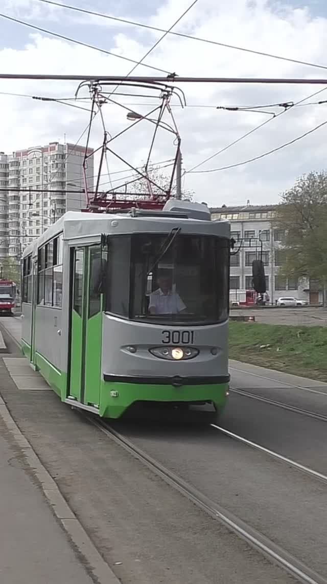 Москва. Трамвайный вагон № 3001 модели 71-135 (ЛМ-2000) у остановки "Платформа Тульская". смотреть онлайн