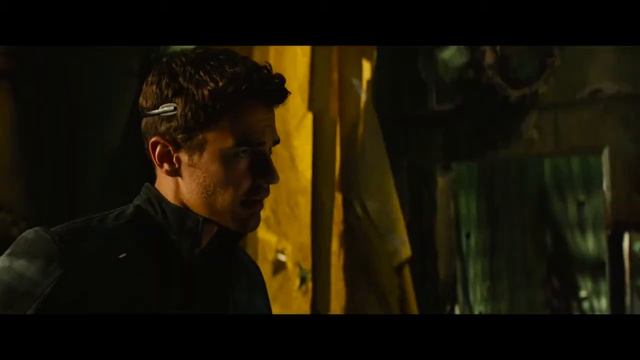 Дивергент, глава 3: За стеной смотреть онлайн