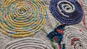 Коврики из старых вещей после стирки. Проверяем пришитые полоски на прочность