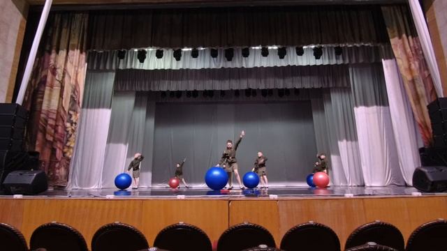 Акробаты на мячах Эх, путь дорожка Цирковая образцовая студия Чарли Вятские Поляны Кировская обл.