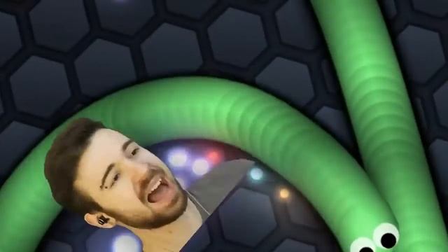 Юджин играет в Slither.Io