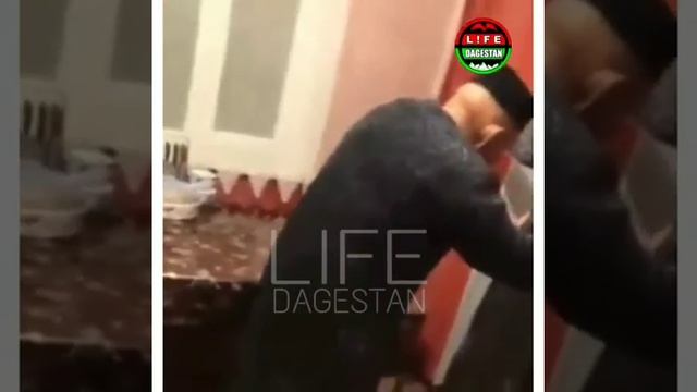 Шаман в маске лечит женщин ударами оп попе в Дагестане 6.12.2019 смотреть онлайн