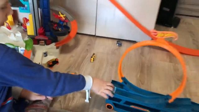 Hot Wheels автовоз петля, хотвилс автовоз петля#хотвилспет смотреть онлайн
