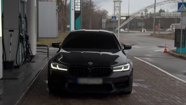 ШАШКИ НА BMW M5 F90 смотреть онлайн