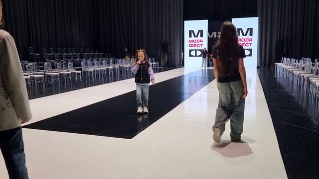 Дети артисты и модели репетируют перед выходом на подиум МОДА ФЕСТ ЮГА РОССИИ 2025! смотреть онлайн