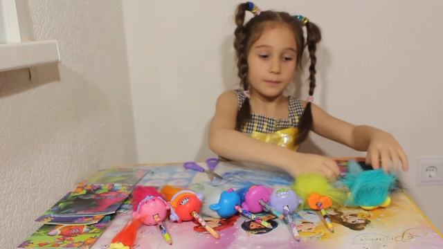 Камилла показывает свою коллекцию из мультика Тролли 2016