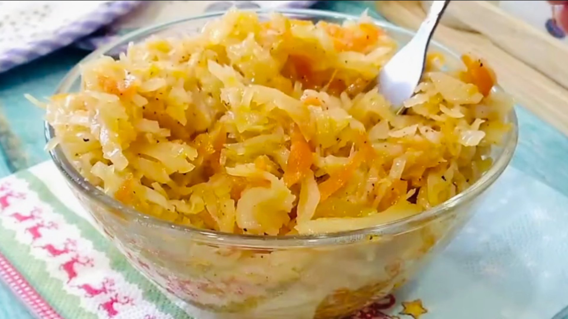 Капуста тушеная на сковороде / Классический рецепт тушеной капусты на сковороде с луком и морковью смотреть онлайн