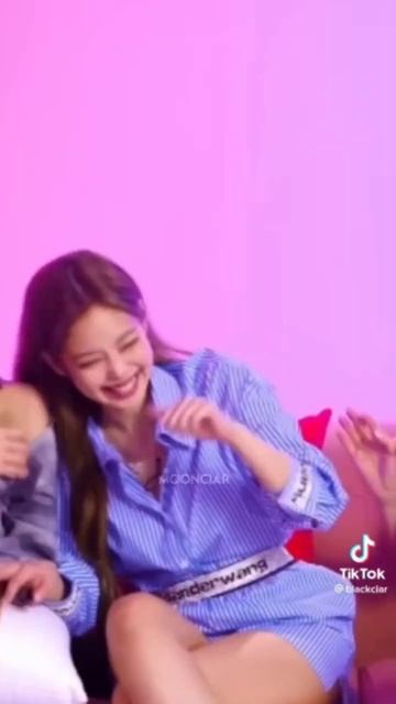 Почему это так мило выглядит? #blackpink #jisoo #rose