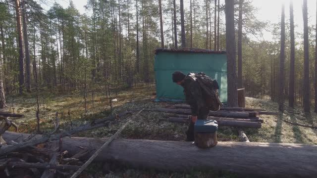 ВЕРНУЛСЯ К ХИЖИНЕ. ЧТО С НЕЙ СТАЛО. РЫБАЛКА. СТАВЛЮ ЖЕРЛИЦЫ НА ДИКОМ РУЧЬЕ. СТРОЙКА В ТАЙГЕ. РЯБЧИКИ смотреть онлайн