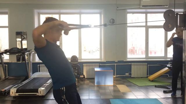Т12 Лицевая тяга в кроссовере с канатом смотреть онлайн