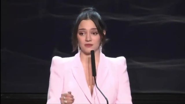 Женя Медведева объявляет победителя в номинации "Познавательный онлайн проект года" смотреть онлайн