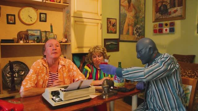 82 серия. Смотрим телевизор LA Fantomas TV | Сериал "Дядя Витя и ВиктОр Бон-Бон" смотреть онлайн