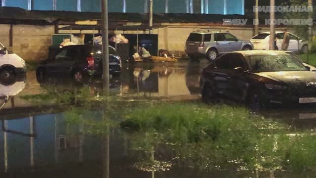 Так смылся май) Потоп, которого у нас еще не было: утонул даже газон! смотреть онлайн